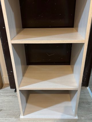 Estantería de madera beige