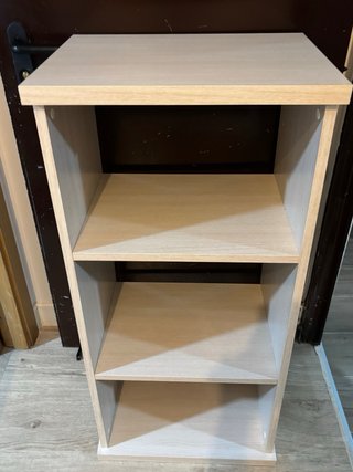 Estantería de madera beige