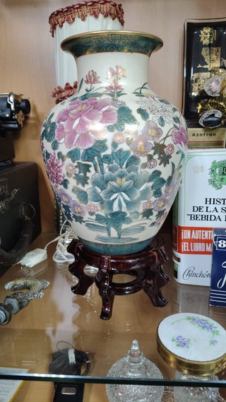 Jarrón de porcelana con base de madera