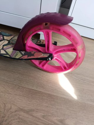 Patinete infantil rosa con ruedas LED