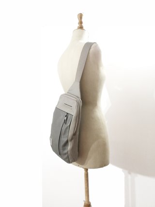 Piquadro / Bandolera cuero genuino gris