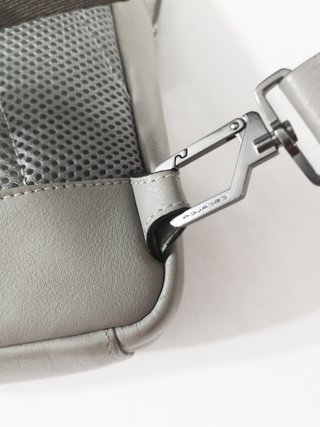 Piquadro / Bandolera cuero genuino gris