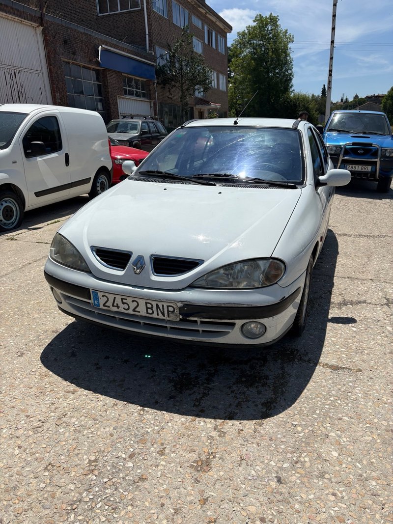 Renault Megane 2001 - foto 1