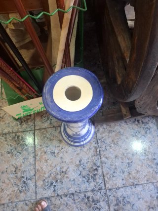 Jarrón de cerámica con pie azul y blanco