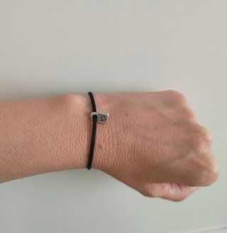 Pulsera Uno de 50 cordón negro colgante plata