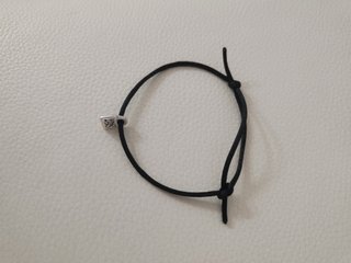 Pulsera Uno de 50 cordón negro colgante plata