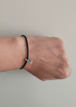 Pulsera Uno de 50 cordón negro colgante plata