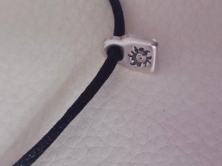 Pulsera Uno de 50 cordón negro colgante plata