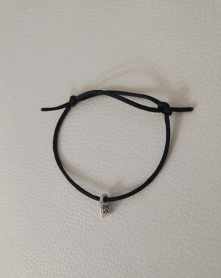 Pulsera Uno de 50 cordón negro colgante plata