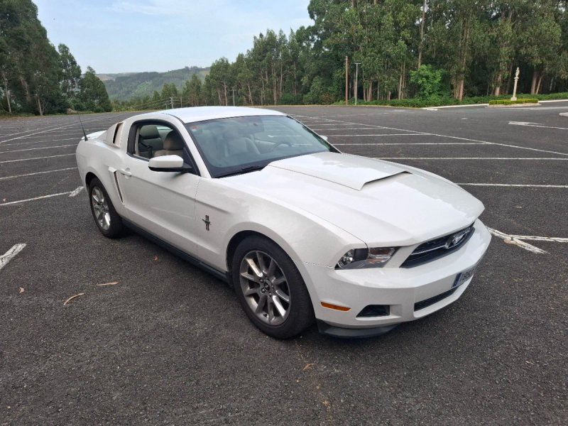Ford Mustang 2011 - foto 1