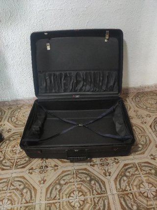 Maleta de viaje negra