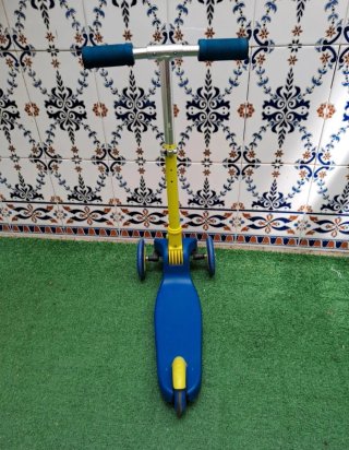 Patinete Juguettos 3 ruedas azul y amarillo