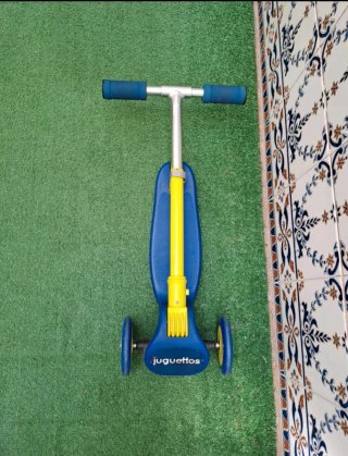 Patinete Juguettos 3 ruedas azul y amarillo