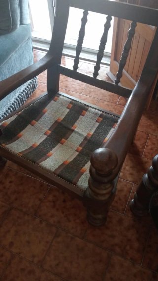 Poltrona in tessuto e legno