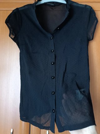 Camisa negra. C&A