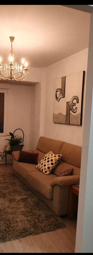 Sofá de tela beige y marrón