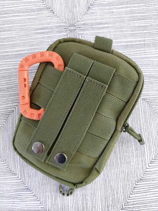 Bolsa táctica verde con mosquetón naranja