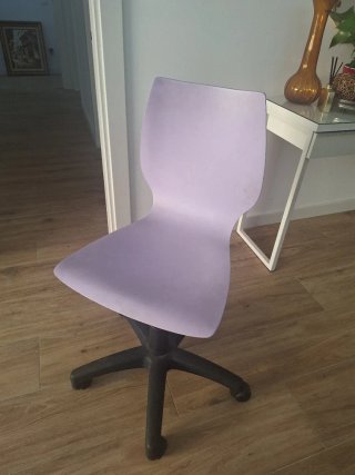Silla de oficina morada y negra