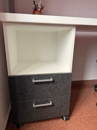 Cama individual abatible con escritorio