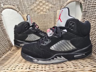 Zapatillas Jordan 5 Negras y Rojas desgastadas