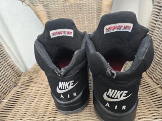 Zapatillas Jordan 5 Negras y Rojas desgastadas