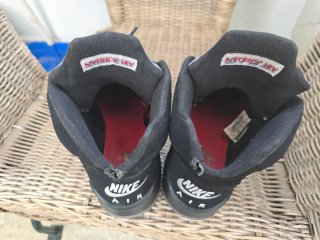 Zapatillas Jordan 5 Negras y Rojas desgastadas