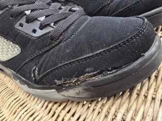 Zapatillas Jordan 5 Negras y Rojas desgastadas