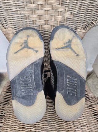 Zapatillas Jordan 5 Negras y Rojas desgastadas