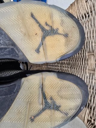Zapatillas Jordan 5 Negras y Rojas desgastadas