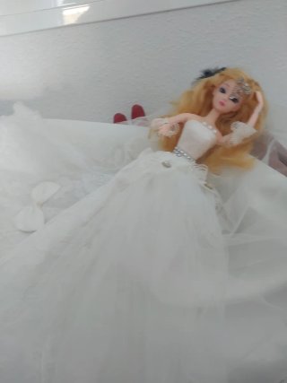 Muñeca articulada vestida de novia