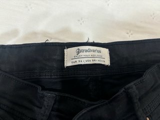 Pantalón negro con parches dorados