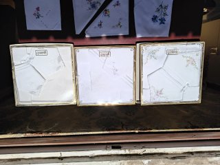Pañuelos de tela Queen Anne bordados.