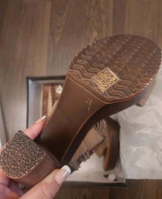 Sandalias de tacón beige y marrón