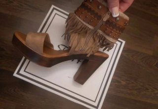 Sandalias de tacón beige y marrón