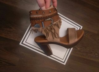 Sandalias de tacón beige y marrón