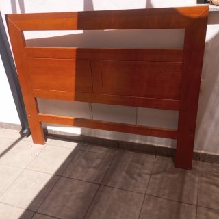 Cómoda de madera con espejo