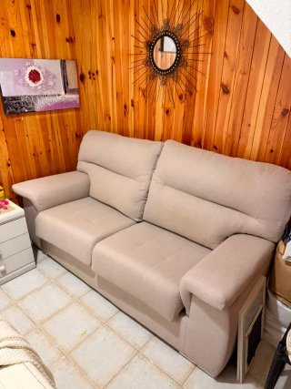 Sofá de dos plazas beige