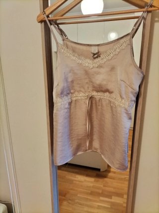 Top tirantes beige encaje