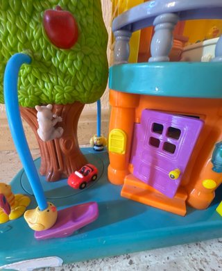 Casa de muñecas interactiva con accesorios