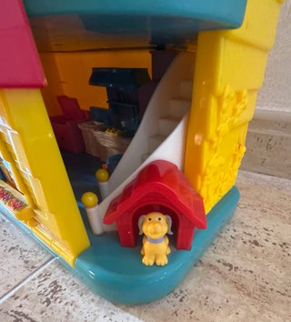 Casa de muñecas interactiva con accesorios