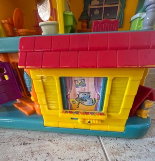 Casa de muñecas interactiva con accesorios