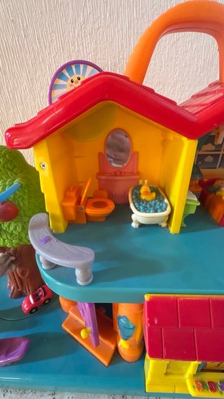 Casa de muñecas interactiva con accesorios