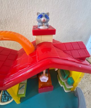 Casa de muñecas interactiva con accesorios