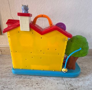 Casa de muñecas interactiva con accesorios