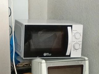 Microondas blanco y plateado