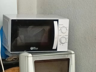 Microondas blanco y plateado
