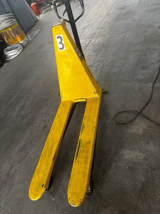 Transpaleta elevadora manual amarilla