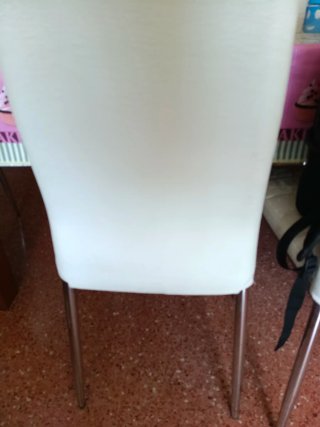 Sillas de comedor beige y blancas