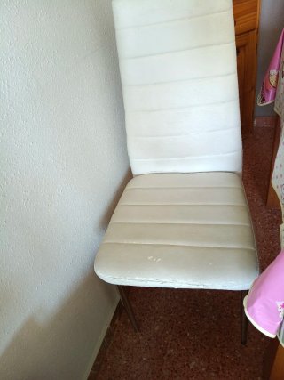 Sillas de comedor beige y blancas
