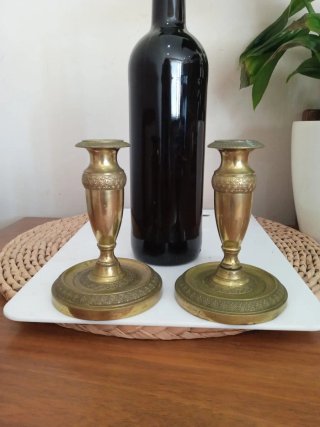 Pareja antiguos candelabros porta velas bronce